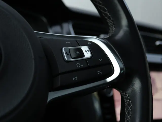 Volkswagen Golf 1.0 TSI Highline R-line 2017 Benzine 38