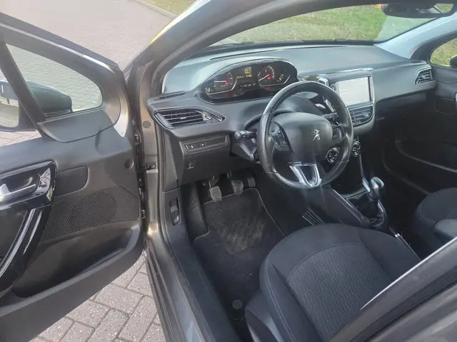 Peugeot 208 1.2 PureTech Signature Navi 2019 Benzine 15