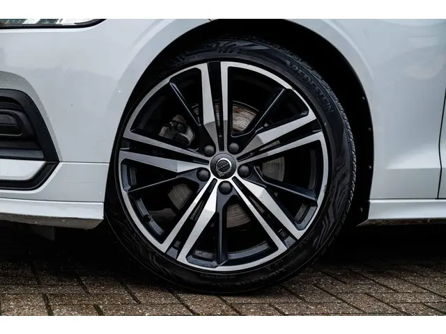 Volvo V60 2.0 B3 Momentum Advantage 2021 Benzine 27