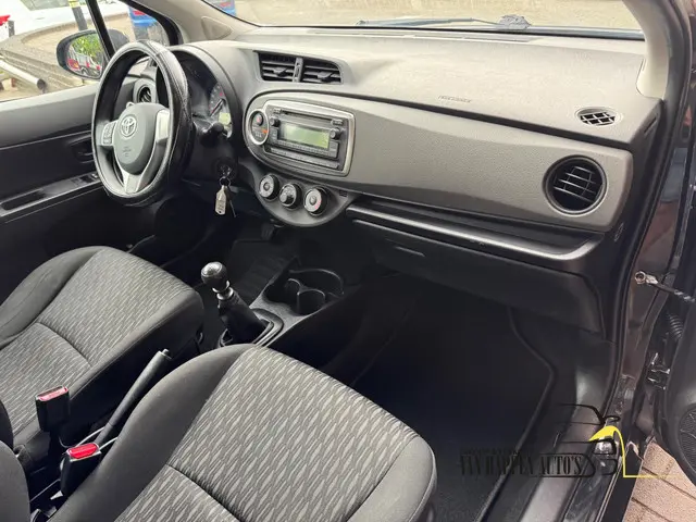Toyota Yaris 1.3 VVT-i Now 2014 Benzine 6