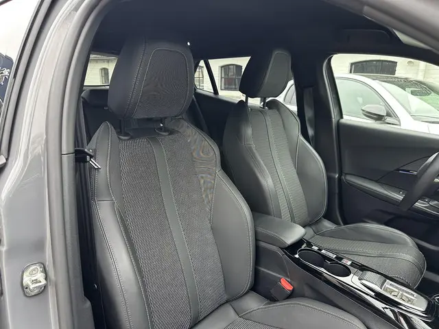 Peugeot 2008 1.2 Hybrid 145 PK GT 2025 Hybride Benzine 37