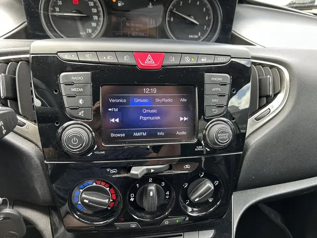 Lancia Ypsilon 0.9 TwinAir Opening Edition 2016 Benzine 19