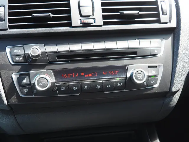 BMW 2 Serie Coupé 220i High Executive 2014 Benzine 6