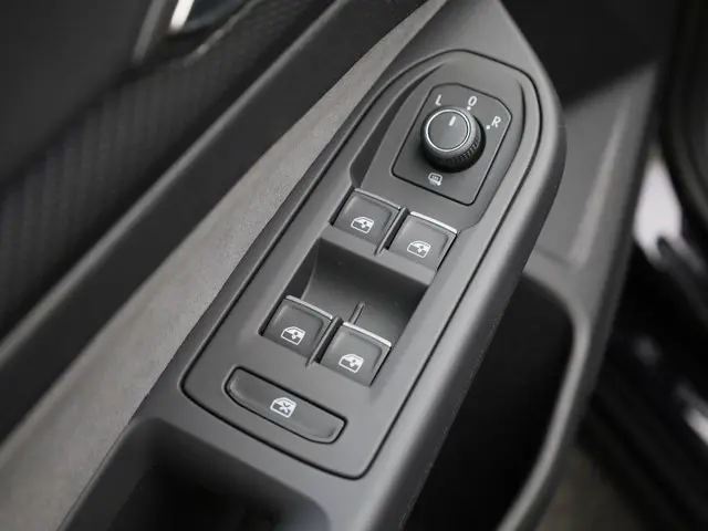 Volkswagen Golf 1.5 eTsi 150pk DSG R-Line 2023 Benzine 14