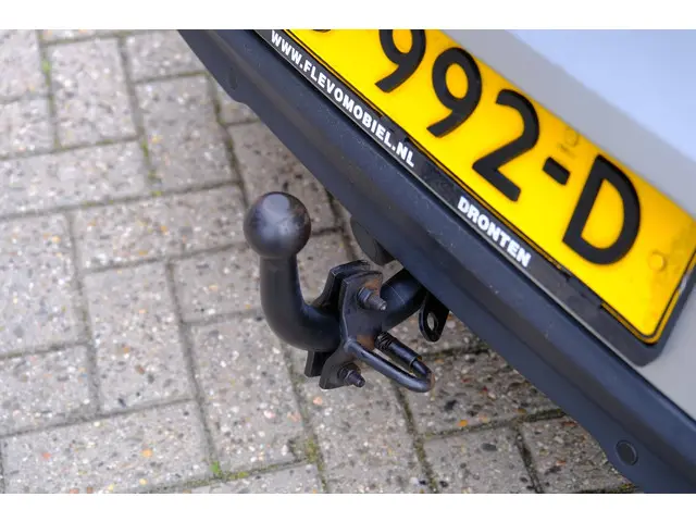 Volvo V40 2.0 T3 Nordic+ Pano|Xenon|Leder|Navi 2016 Benzine 9