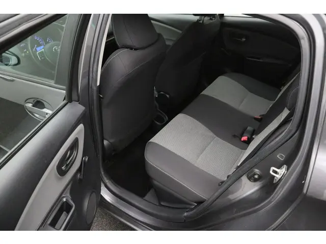 Toyota Yaris 1.5 Hybrid Aspiration 2015 Hybride Benzine 24