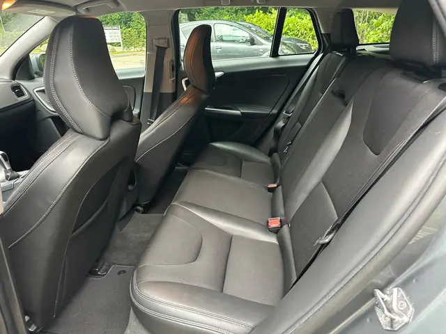 Volvo V60 2.0 D2 Nordic+ 1e Eigenaar Dealer 2017 Diesel 17