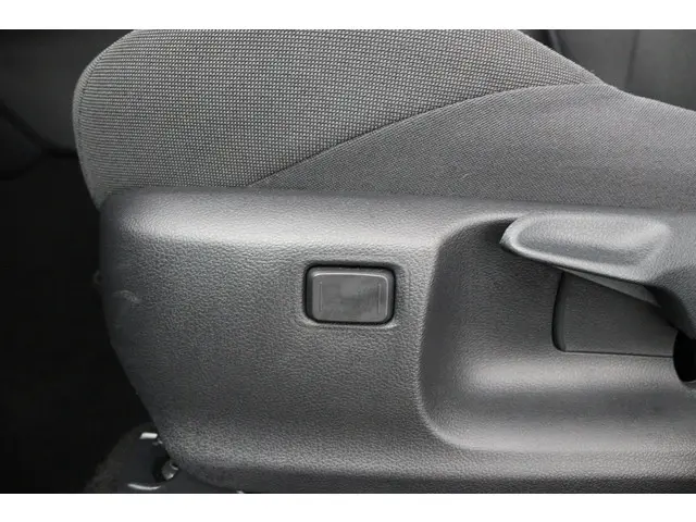 Toyota C-HR 1.8 Hybrid 140 Dynamic 2024 Hybride Benzine 38