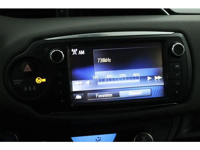 Toyota Yaris 1.5 Hybrid Dynamic 2015 Hybride Benzine 8