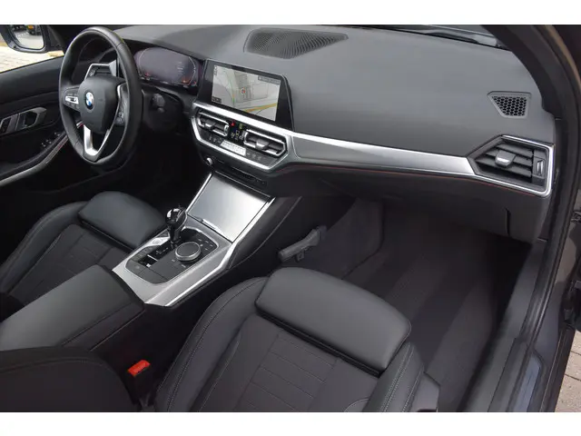 BMW 3 Serie 318i Executive Edition 2021 Benzine 25