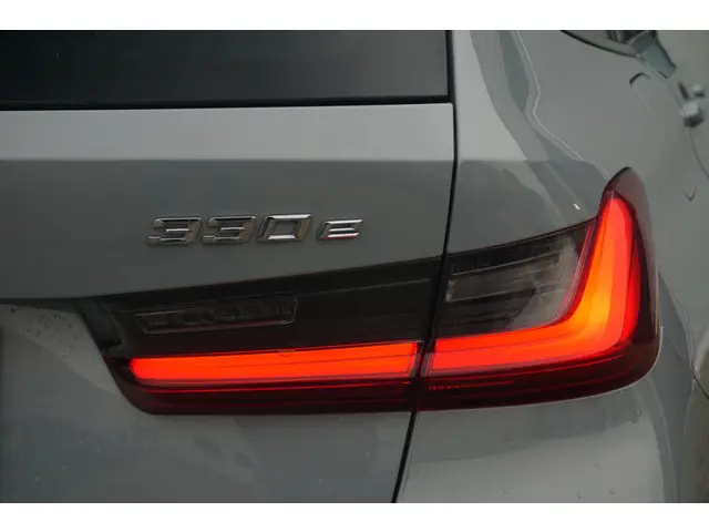 BMW 3 Serie Touring 330e 2023 Hybride Benzine 6