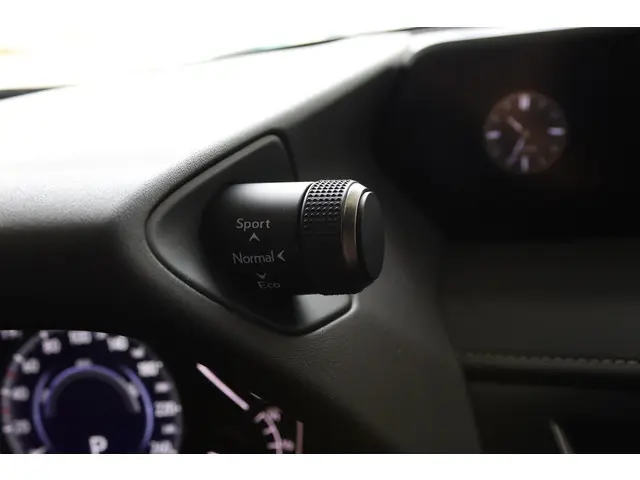 Lexus UX 250h Preference Line 2022 Hybride Benzine 39