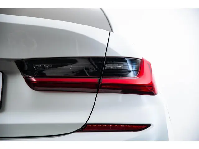 BMW 3 Serie 320i Business Edition 2021 Benzine 41