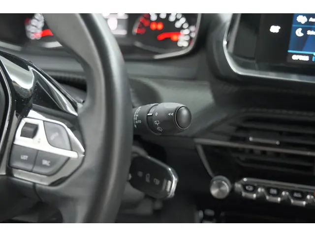 Peugeot 2008 PureTech 130 EAT8 Allure 2022 Benzine 34