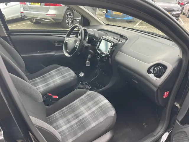 Peugeot 108 1.0 e-VTi Allure / navigatie 2019 Benzine 15