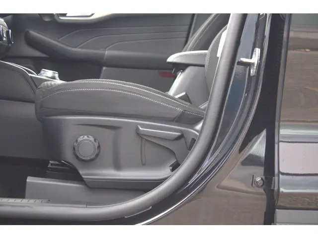 Ford Kuga 2.5 FHEV Titanium 2023 Hybride Benzine 31