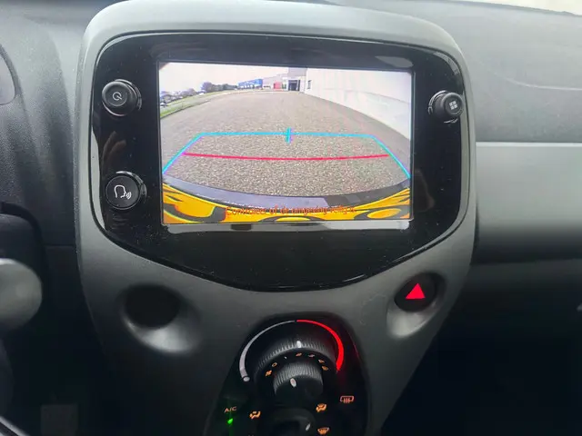 Toyota Aygo 1.0 VVT-i x-play Airco carplay 2019 Benzine 18
