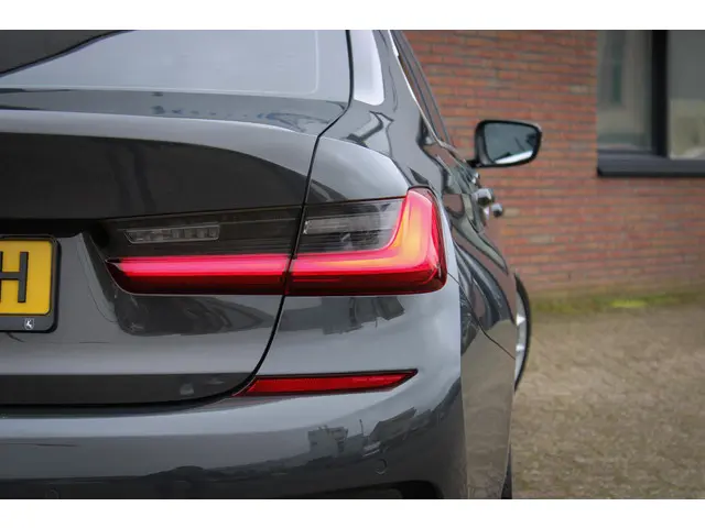 BMW 3 Serie 330i High Executive Edition 2019 Benzine 39