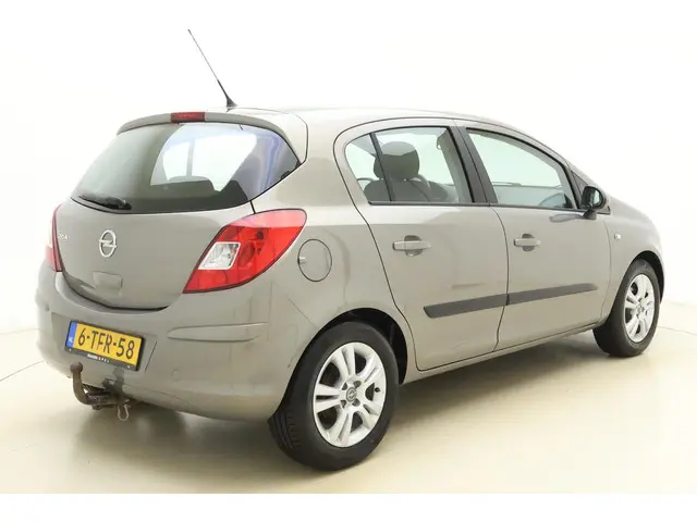 Opel Corsa 1.4-16V Berlin 2014 Benzine 2