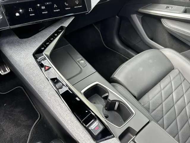 Peugeot 3008 1.2 Hybrid 145 GT 2024 Hybride Benzine 24