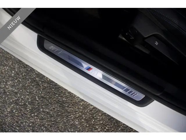 BMW 3 Serie 320i High Executive 2022 Benzine 31