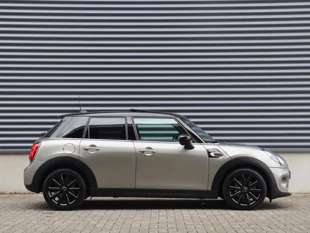 MINI 5-Deurs Cooper 2020 Benzine 5