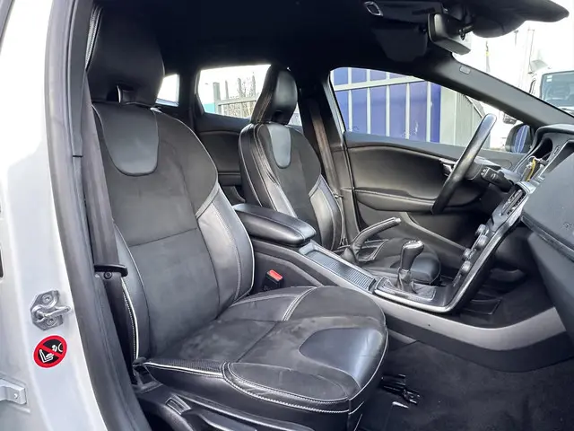 Volvo V40 2.0 T2 R-Design 2016 Benzine 9