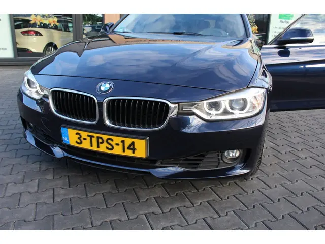 BMW 3 Serie 328i Executive 2014 Benzine 24