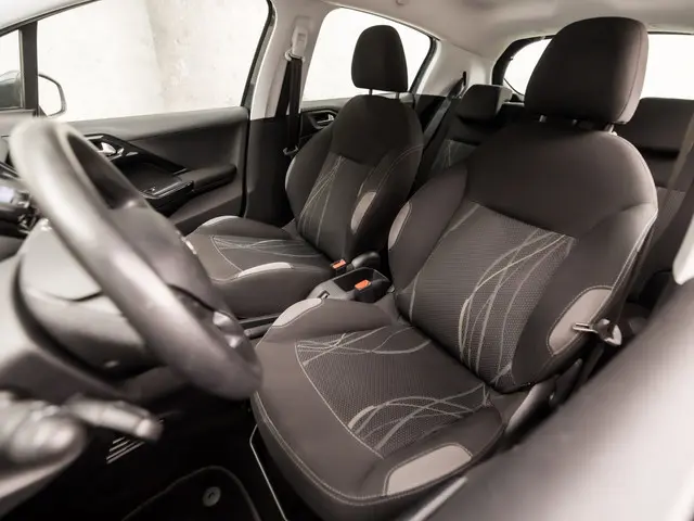 Peugeot 208 1.2 VTi Sport 2013 Benzine 12