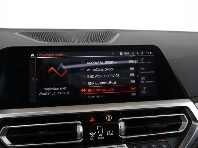 BMW 3 Serie Touring 330i High Executive 2021 Benzine 30