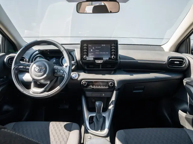 Toyota Yaris 1.5 Hybrid Dynamic 2022 Hybride Benzine 7