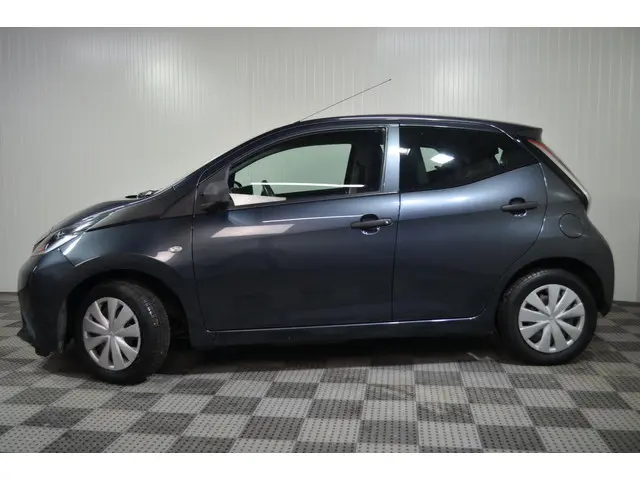 Toyota Aygo 1.0 VVT-i x-now / NL auto 2017 Benzine 3