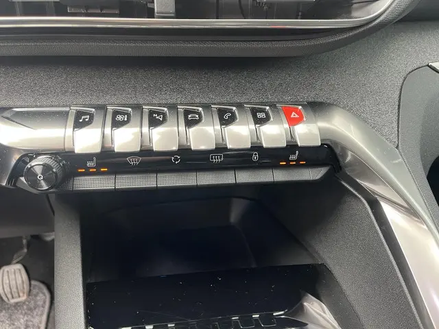 Peugeot 3008 1.2 Turbo 130 PK 2021 Benzine 28