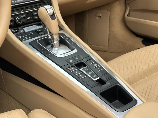 Porsche 911 Cabrio 3.4 Carrera 4 2013 Benzine 37