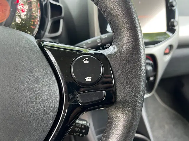Toyota Aygo 1.0 VVT-i x-play | Cruise + Airco 2014 Benzine 17