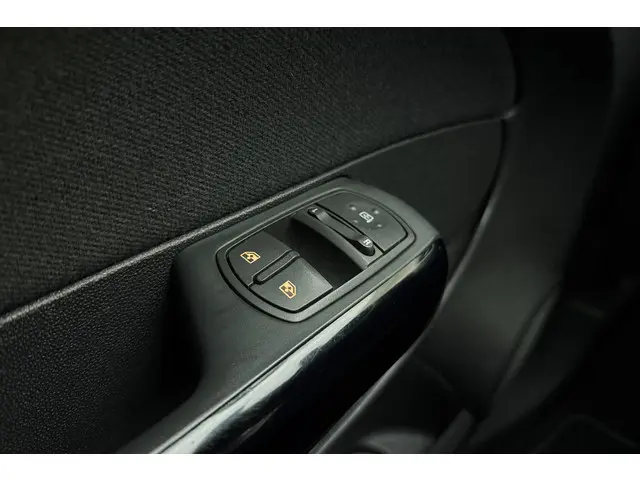 Opel Corsa 1.4-16V Berlin 2014 Benzine 15