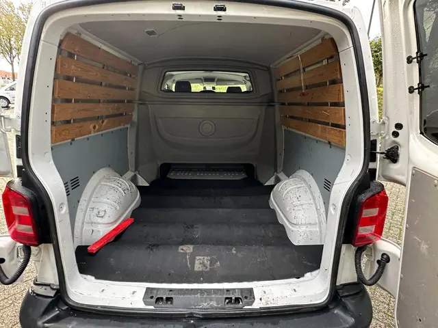 Volkswagen Transporter 2.0 TDI L2H1 DC 2018 Diesel 12