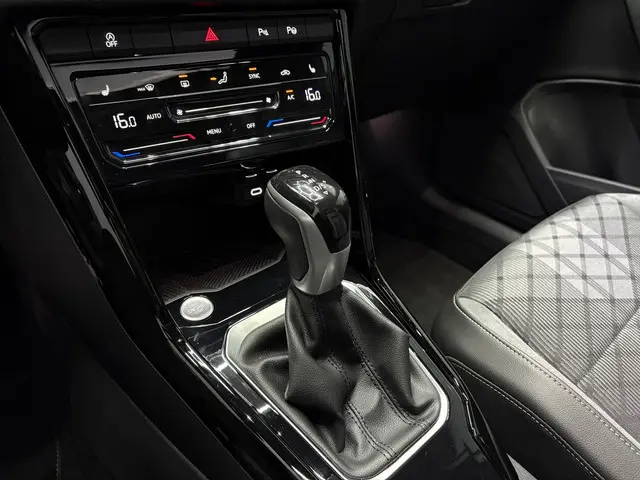 Volkswagen T-Roc 1.5 TSI R-Line PANO 2025 2025 Benzine 17