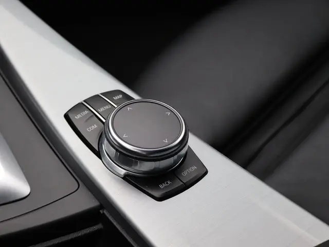 BMW 3 Serie Touring 318i 2019 Benzine 23