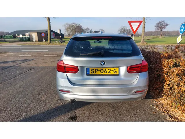 BMW 3 Serie Touring 318i Executive 2018 Benzine 9