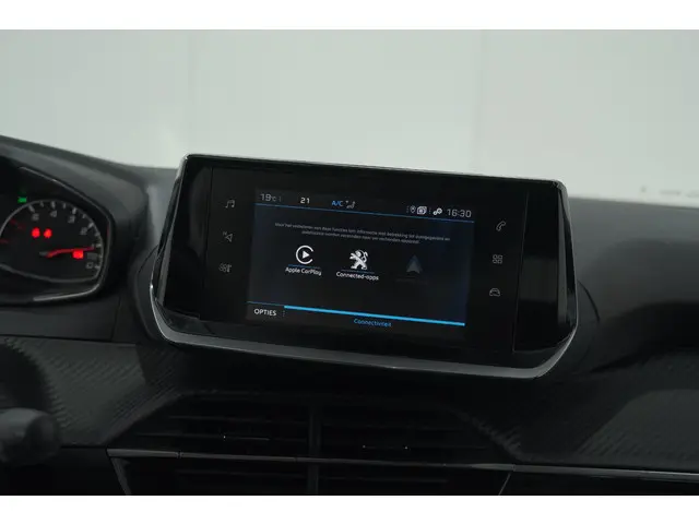 Peugeot 2008 PureTech 130 EAT8 Allure 2023 Benzine 62