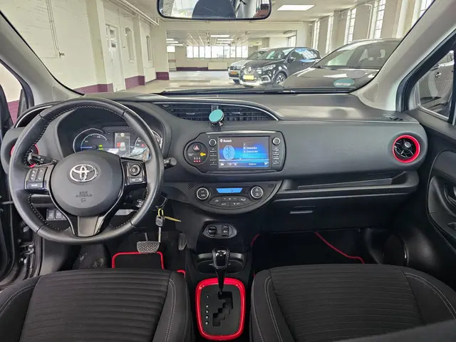 Toyota Yaris 1.5 Hybrid Design Red 2017 Hybride Benzine 10