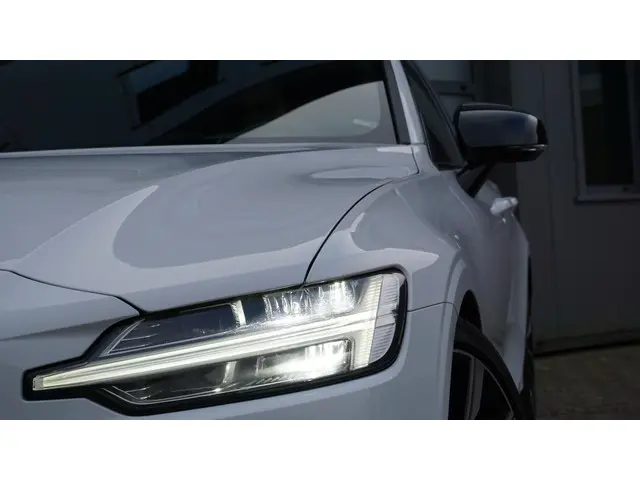 Volvo V60 2.0 T5 250pk R-Design 2019 Benzine 56