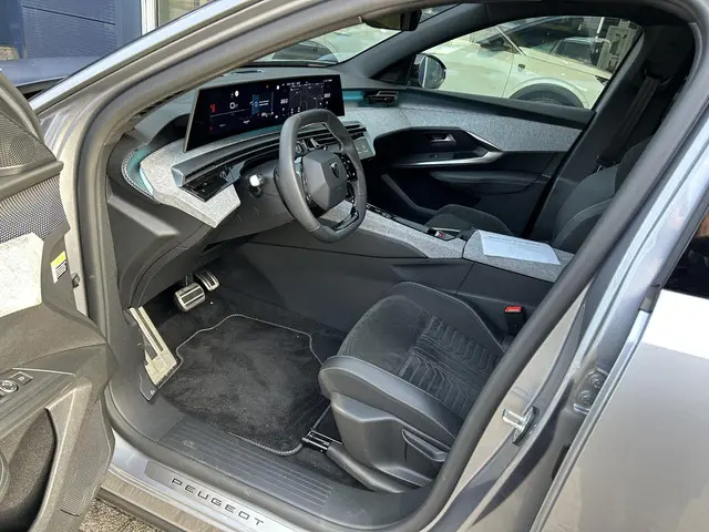 Peugeot 3008 1.2 Hybrid 145 GT 2024 Hybride Benzine 8