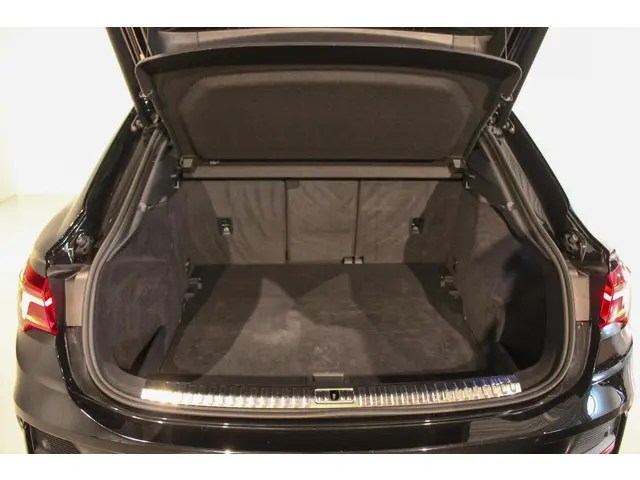 Audi Q3 35 TFSI S edition PANO | Sfeer 2023 Benzine 15