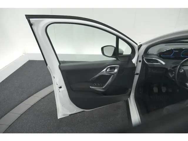Peugeot 2008 PureTech 130 Allure 2019 Benzine 64