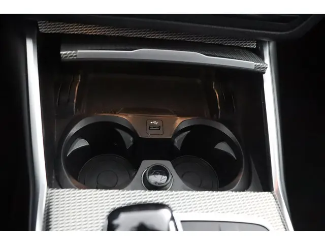 BMW 3 Serie 330i High Executive 2020 Benzine 57