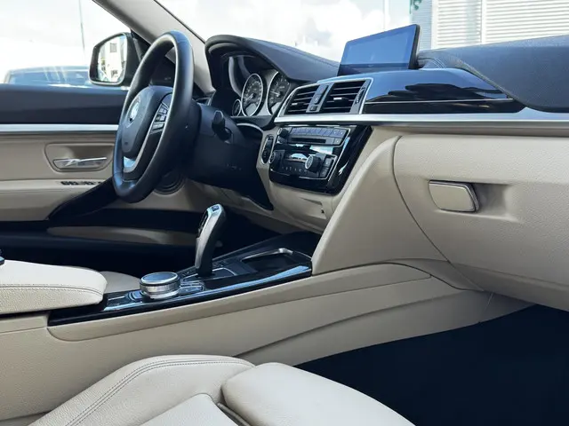 BMW 3 Serie 320i xDrive High Executive 2020 Benzine 12