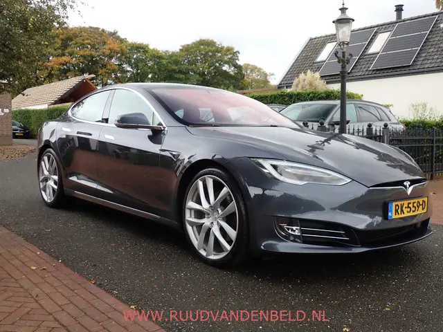 Tesla Model S 3