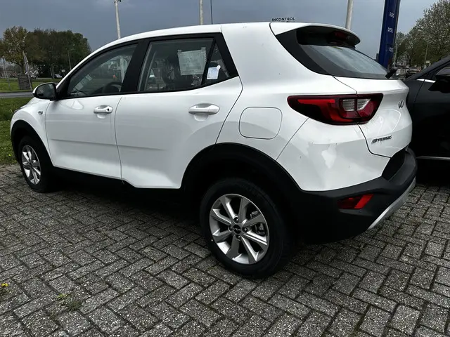 Kia Stonic 1.2 MPi Edition7 + Emotion pakket 2023 Benzine 14